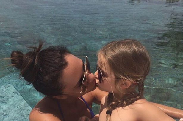 Ex Spice Girl Victoria desata polémica entre padres por publicar foto besando a su hija en la boca