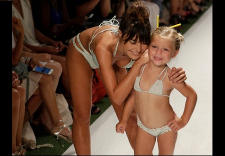 Este es el controversial desfile de bikinis para niñas que ha causado alerta en Internet