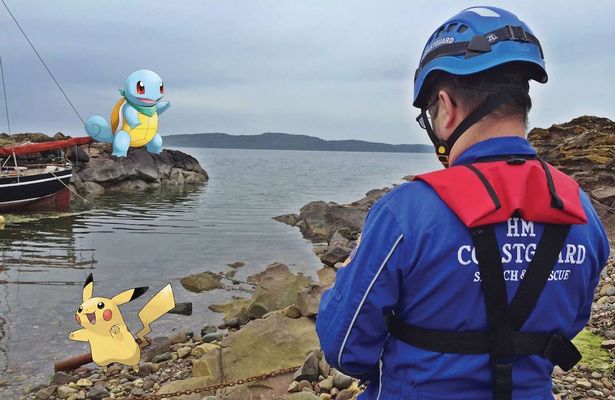 Jóvenes robaron un bote para capturar a un Pokémon especial al medio de un lago