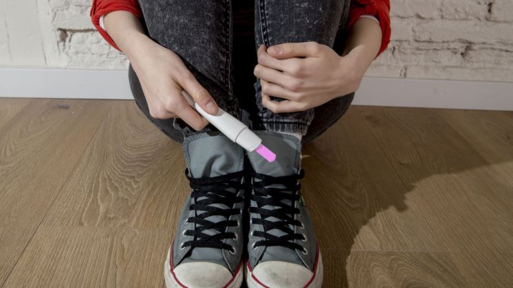 Si hablamos de desarrollo educacional y social, adolescentes que abortan están en ventaja frente a las madres prematuras