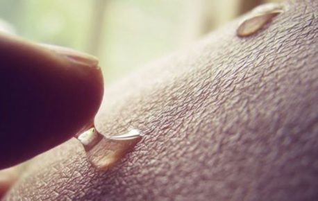 Los peligros de la nueva tendencia: usar aceite de coco en el sexo