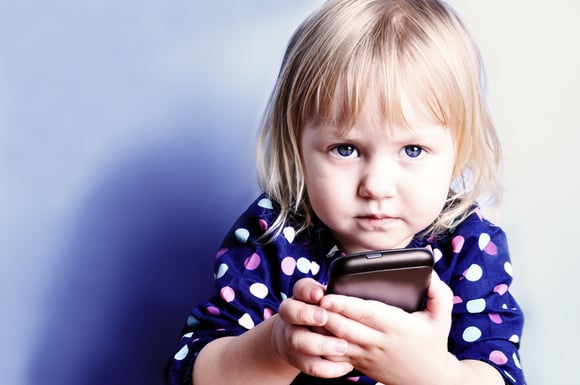 Los niños no necesitan celulares: el mejor regalo es tu tiempo con ellos
