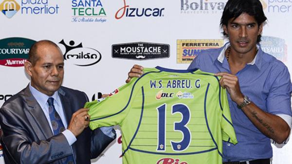 Por amenazas pandilleras, Sebastian Abreu deberá cambiar el número de su camiseta