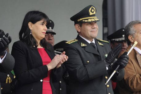 ÚLTIMA HORA: Funcionarios de Gendarmería se encadenan en ministerio de Justicia