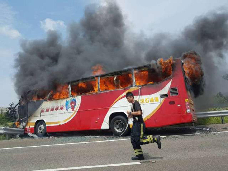 Sin sobrevivientes: 26 turistas mueren quemados al interior de un bus en plena carretera