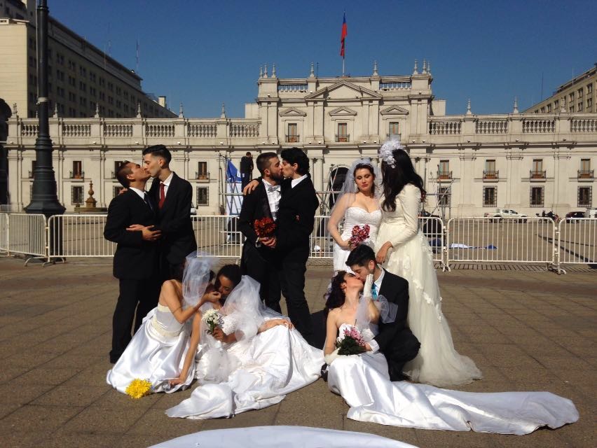 Perfomance en favor del matrimonio homosexual y contra el racismo se tomó el frontis de La Moneda