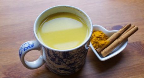 Bebida curativa con jengibre, canela, cúrcuma, aceite de coco y miel
