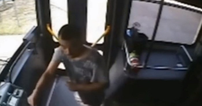 (Video) Trató de secuestrar bus pero policía lo mató de siete balazos en la cabeza