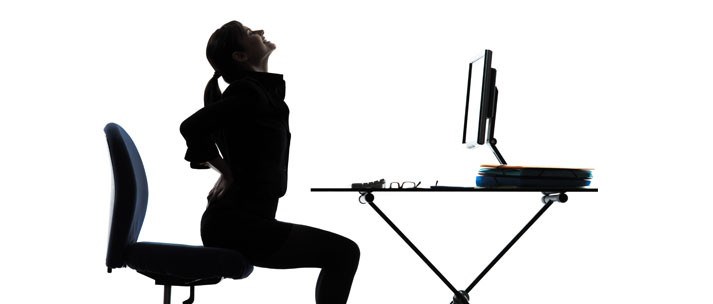 El peligro de trabajar horas en una silla y cómo contrarrestarlo