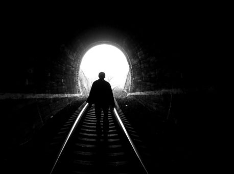 ¿Sabes por qué vemos una luz antes de morir? La ciencia te lo explica