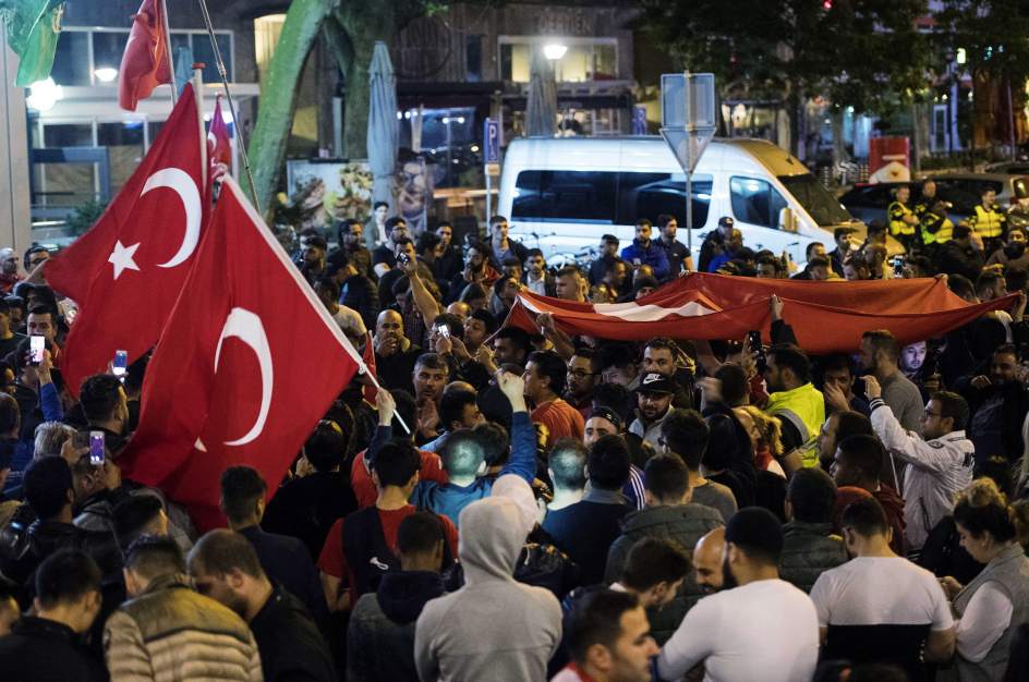 Nuevas represalias en Turquía: retiro de permisos al extranjero, censuras y más ataques a los kurdos