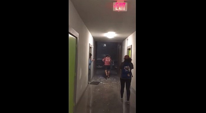 Este hombre se puso una sartén en la cabeza en plena tormenta y esto es lo que pasó [VIDEO]
