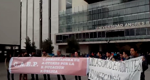 Estudiantes protestan afuera de la UNAB y exigen eliminación del CAE