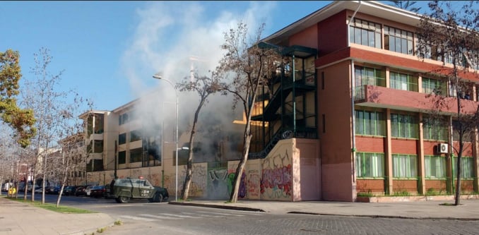 Imágenes: Liceo Darío Salas sufrió violenta represión en medio de protesta