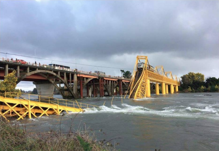 Tren que cargaba soda cáustica cae al río Toltén por colapso de puente