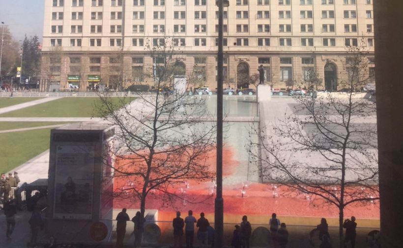 Conmemoran Día Internacional del Detenido Desaparecido tiñendo de rojo el agua de las piletas de La Moneda