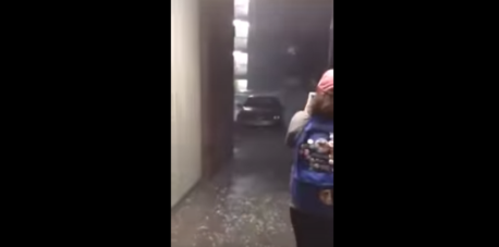 VIDEO: ¡se protege de la lluvia con un sartén y le cae un rayo!
