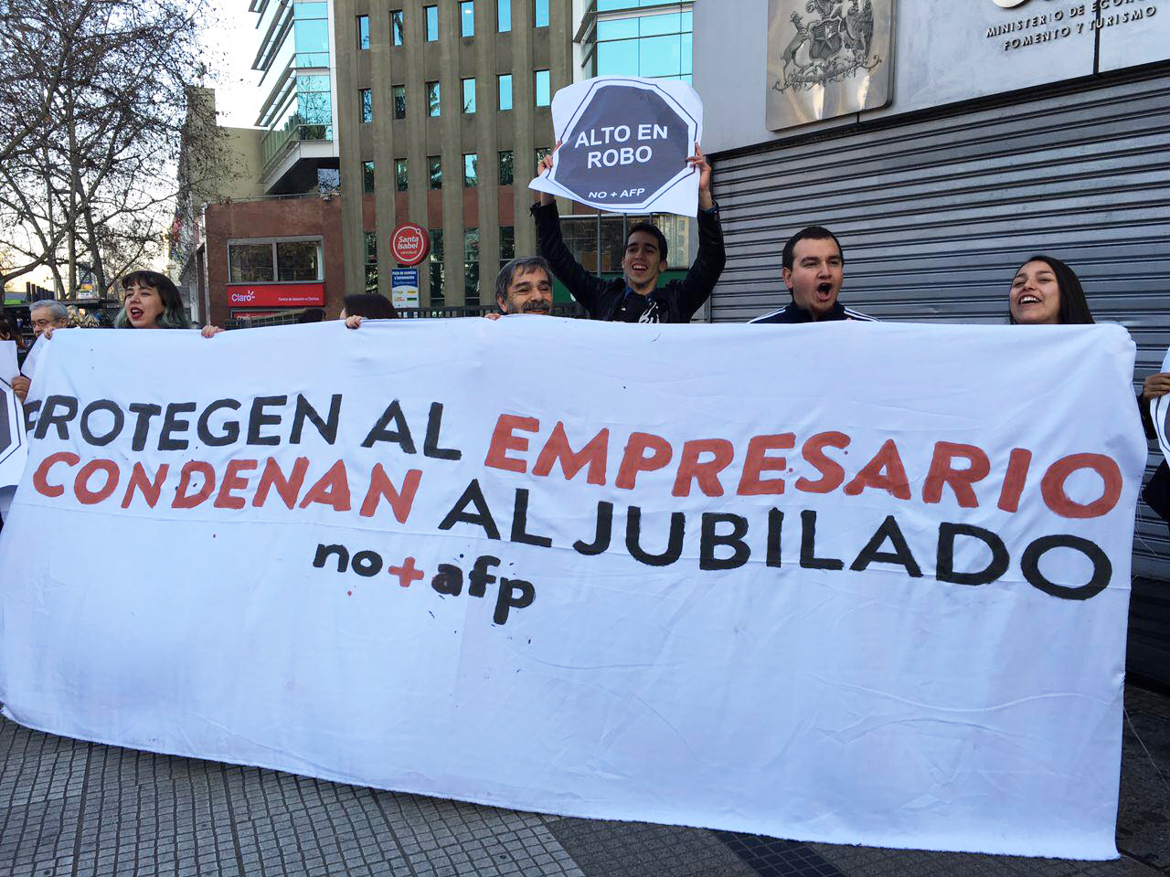 NO+AFP: Estudiantes y trabajadores se encadenan a Superintendencia de Pensiones