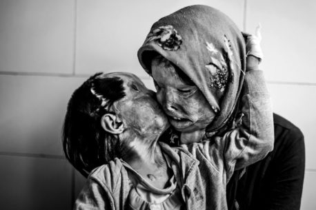 Fotografías de dolor, amor y muerte que te harán sentir dolor de humanidad