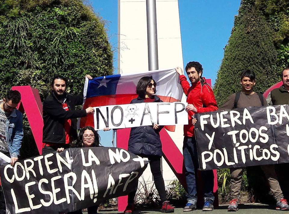 Grupo de chilenos se manifestó en Argentina contra el sistema de AFP