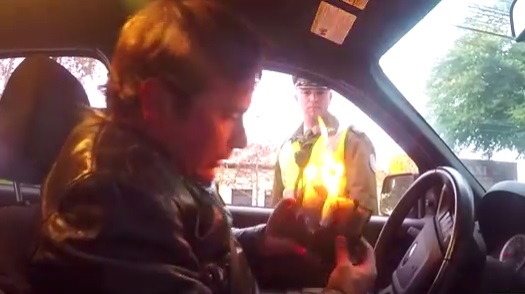 (VIDEO) Este sujeto se sacó una multa policial de esta mágica forma