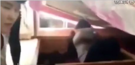 Marido infiel trató de ocultar a su amante bajo el colchón y el resultado fue desastroso