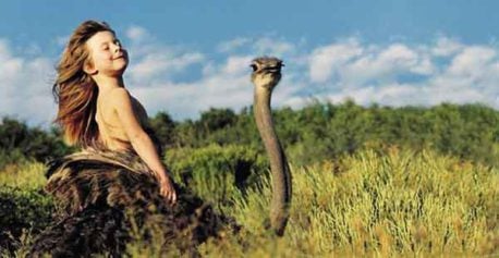 Fotografías de una verdadera «niña de la selva» que creció entre animales en África