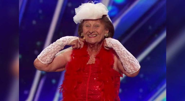 Abuela de 90 años sorprende a todos con espectacular y sexy baile erótico