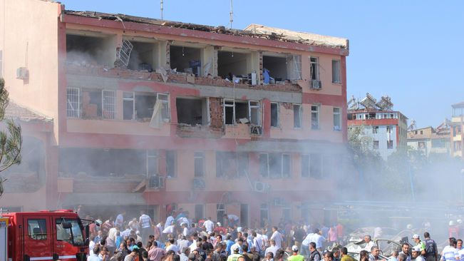 Turquía: Al menos siete muertos y más de 200 heridos en ataque por coche bomba