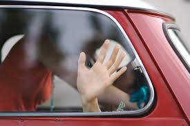 Del freno del amor al arco del triunfo: las mejores posturas sexuales en el auto