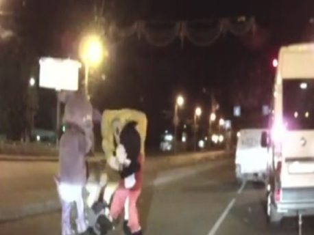 (Video) Bob Esponja, Mickey y la ardilla de la Era del hielo dan brutal golpiza a hombre en la calle