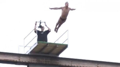 (VIDEO +18) Deportista fallece al realizar un salto desde un puente
