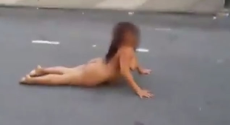 Lamentable VIDEO de mujer desuda y drogada bailando en la calle