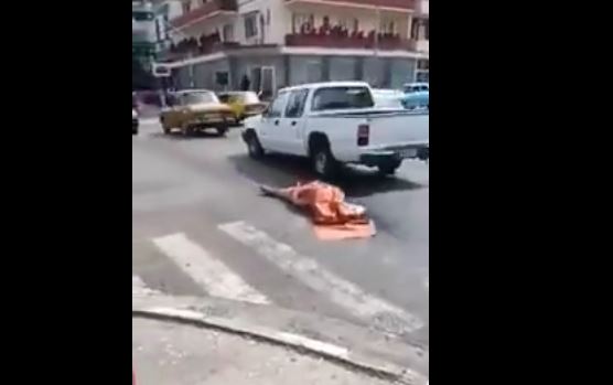 Carroza fúnebre pierde cuerpo en plena calle principal
