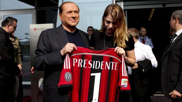 Silvio Berlusconi le vendió el Milan a un grupo chino por USD 824 millones