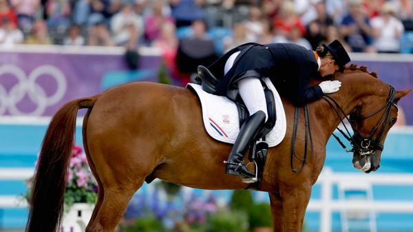 Una amazona holandesa se retiró de los Juegos Olímpicos para salvar la vida de su caballo