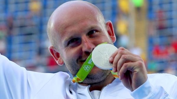 Un atleta polaco subastará su medalla para salvar la vida de un niño
