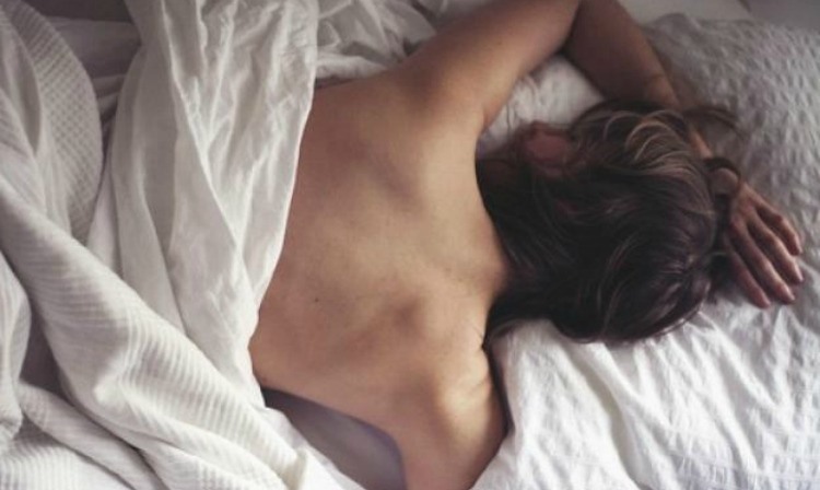 La ciencia confirma los beneficios de dormir completamente desnudos