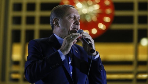 Turquía: Erdogan desafía a EEUU a elegir entre Ankara o el clero Güllen