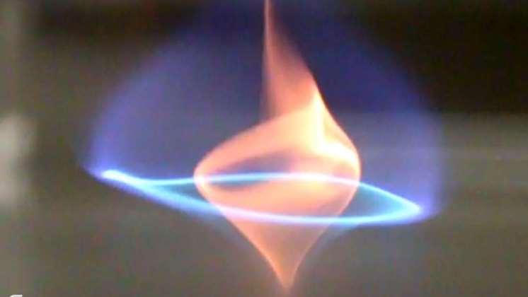 Científicos descubren un nuevo tipo de fuego azul arremolinado (+VIDEO)