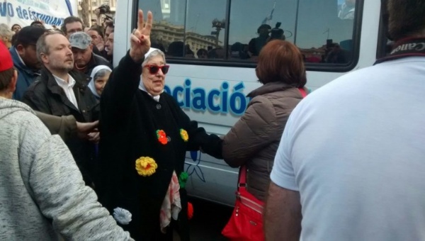 Argentina: Juez levanta orden de detención de líder de Madres de Plaza de Mayo