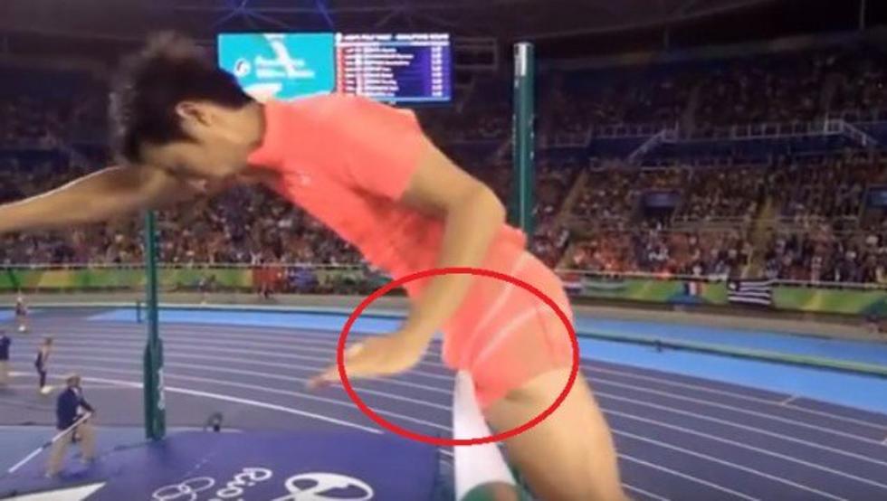 VIDEO: Atleta japonés queda fuera de los JJ. OO por derribar una barra con el pene