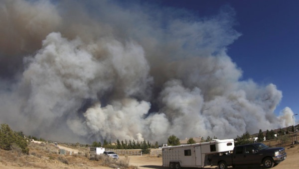 EEUU: Más de 82.000 evacuados por incendio en California