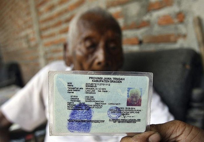 Este indonesio afirma que nació en 1870 y asegura que tiene 145 años
