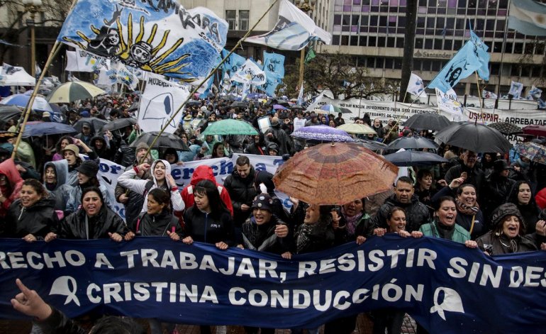 Organismos de Derechos Humanos y partidos políticos organizaron una marcha de 24hs contra Macri en Argentina