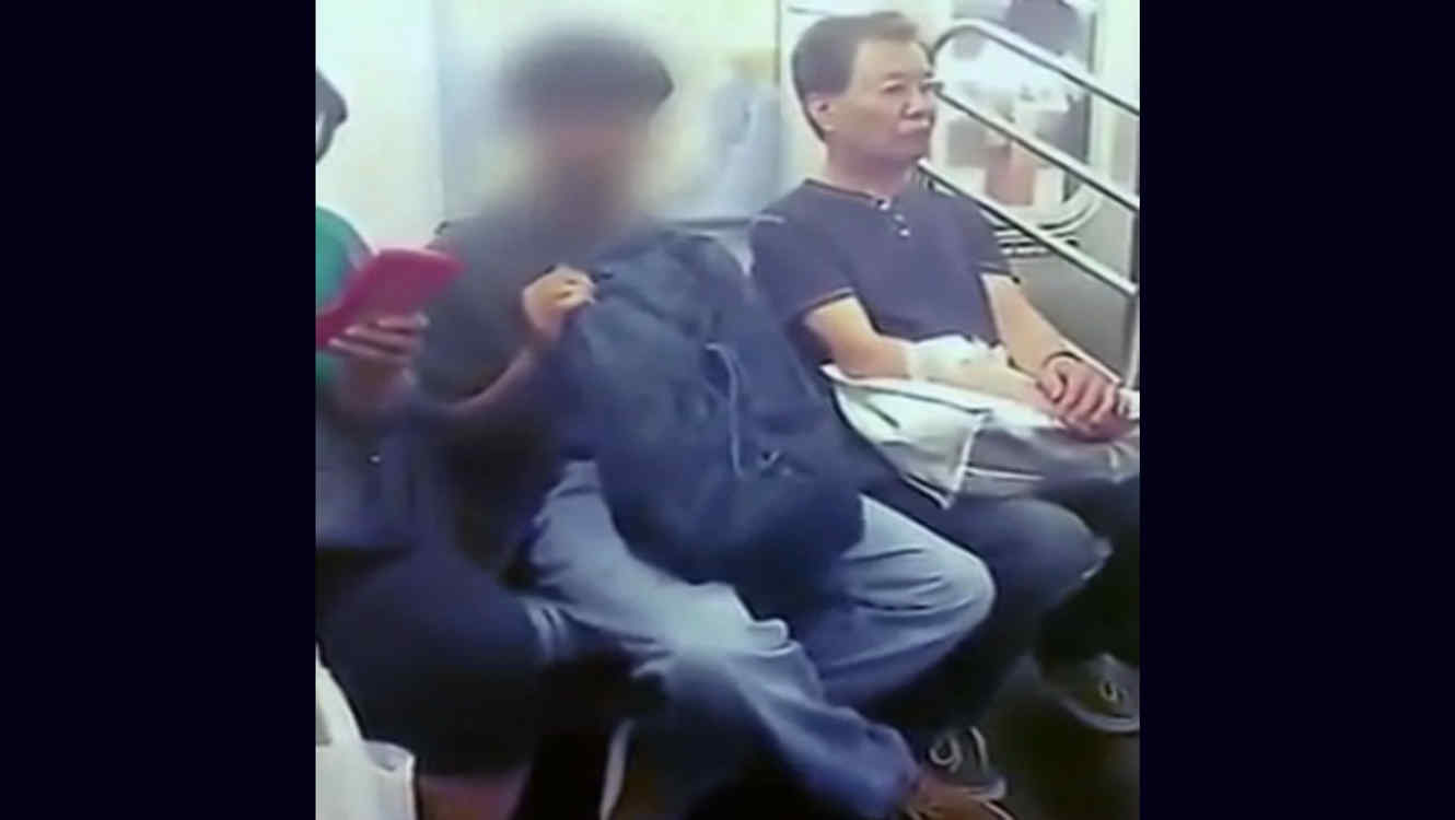 (Video) Mujer humilla a pervertido que se estaba masturbando en el metro