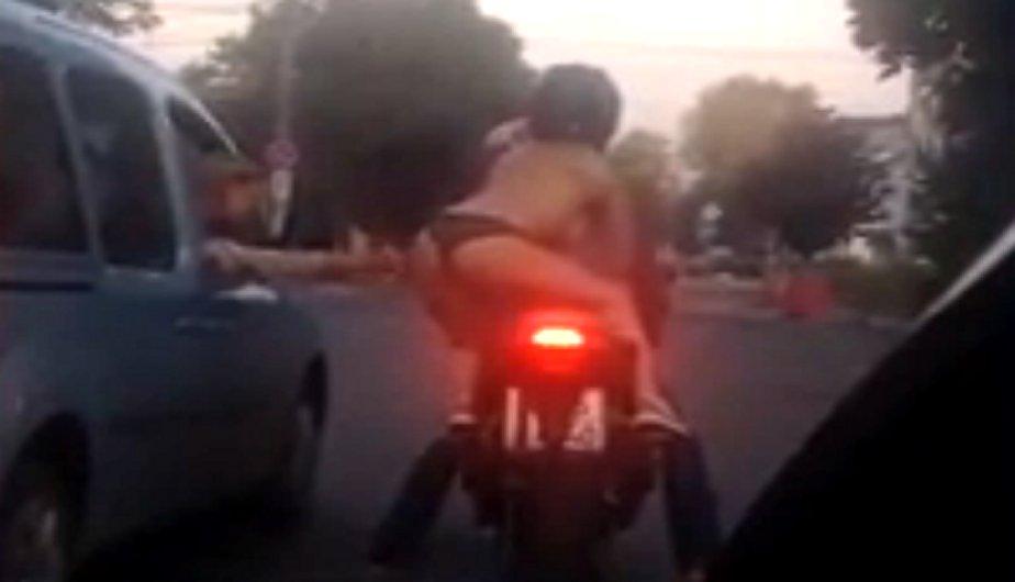(+18 Video) Motociclista semidesnuda deja que la manoseen conductores en semáforo