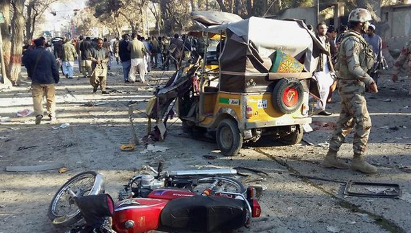 Pakistán: Al menos 65 muertos por atentado de talibanes en hospital