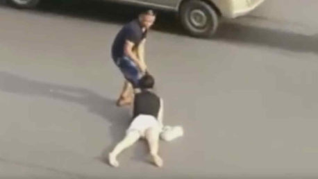 (VIDEO) Mujer es arrastrada por el pelo en mitad de la calle