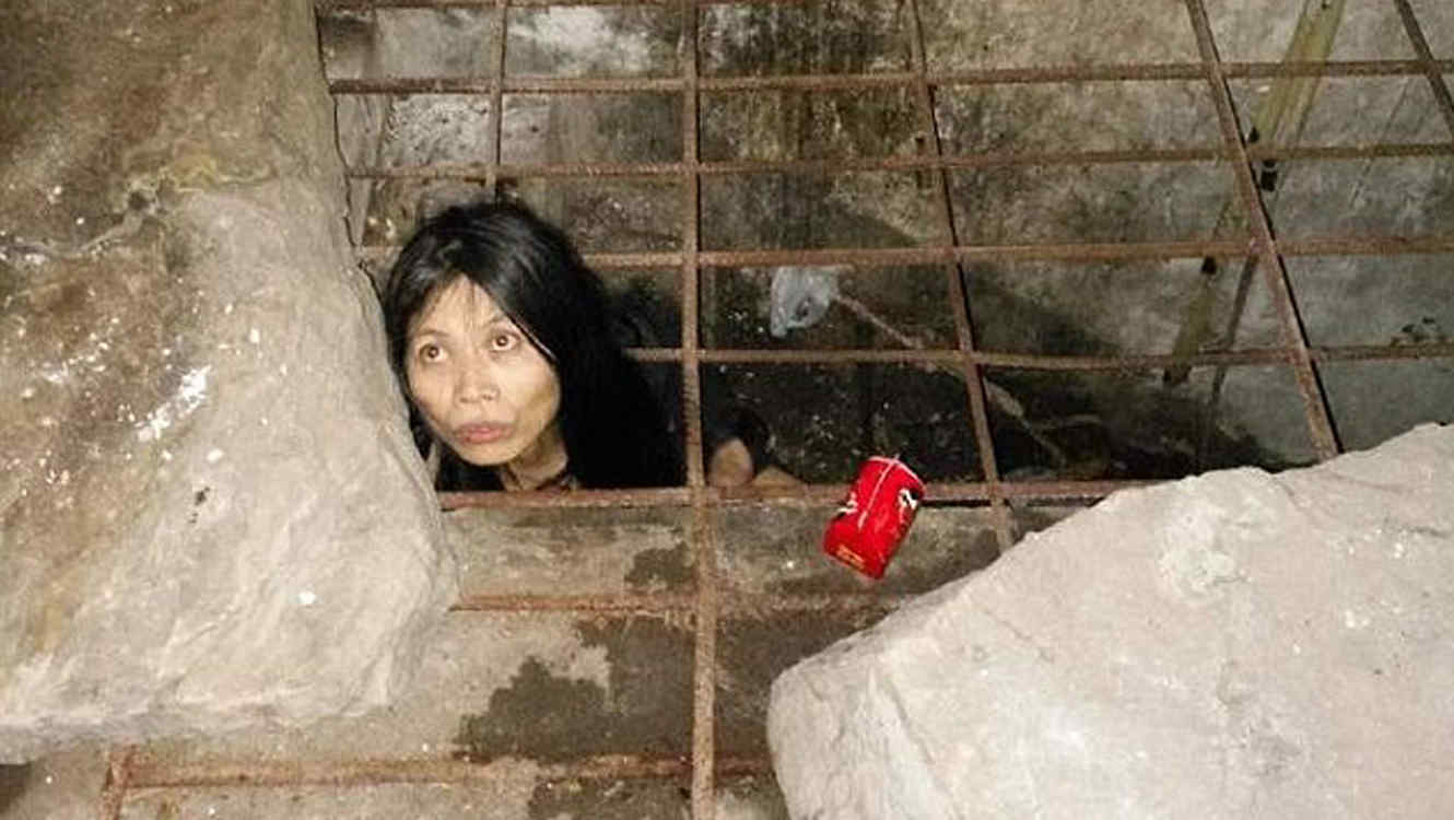 Escabroso hallazgo: Mujer con problemas mentales es encerrada en una jaula por su familia